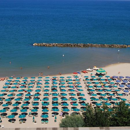 Grand Hotel Adriatico Montesilvano Bagian luar foto