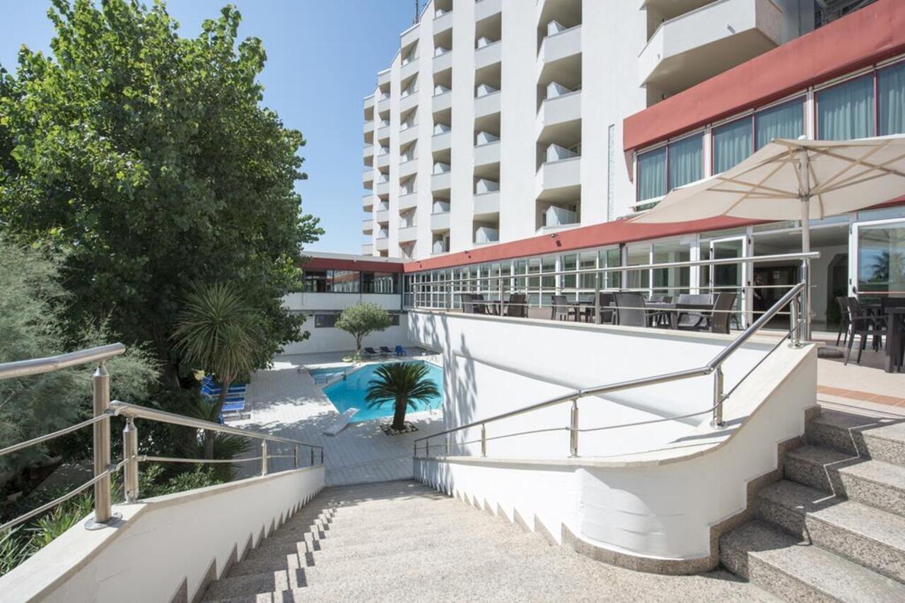 Grand Hotel Adriatico Montesilvano Bagian luar foto
