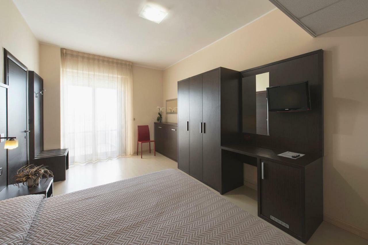 Grand Hotel Adriatico Montesilvano Bagian luar foto