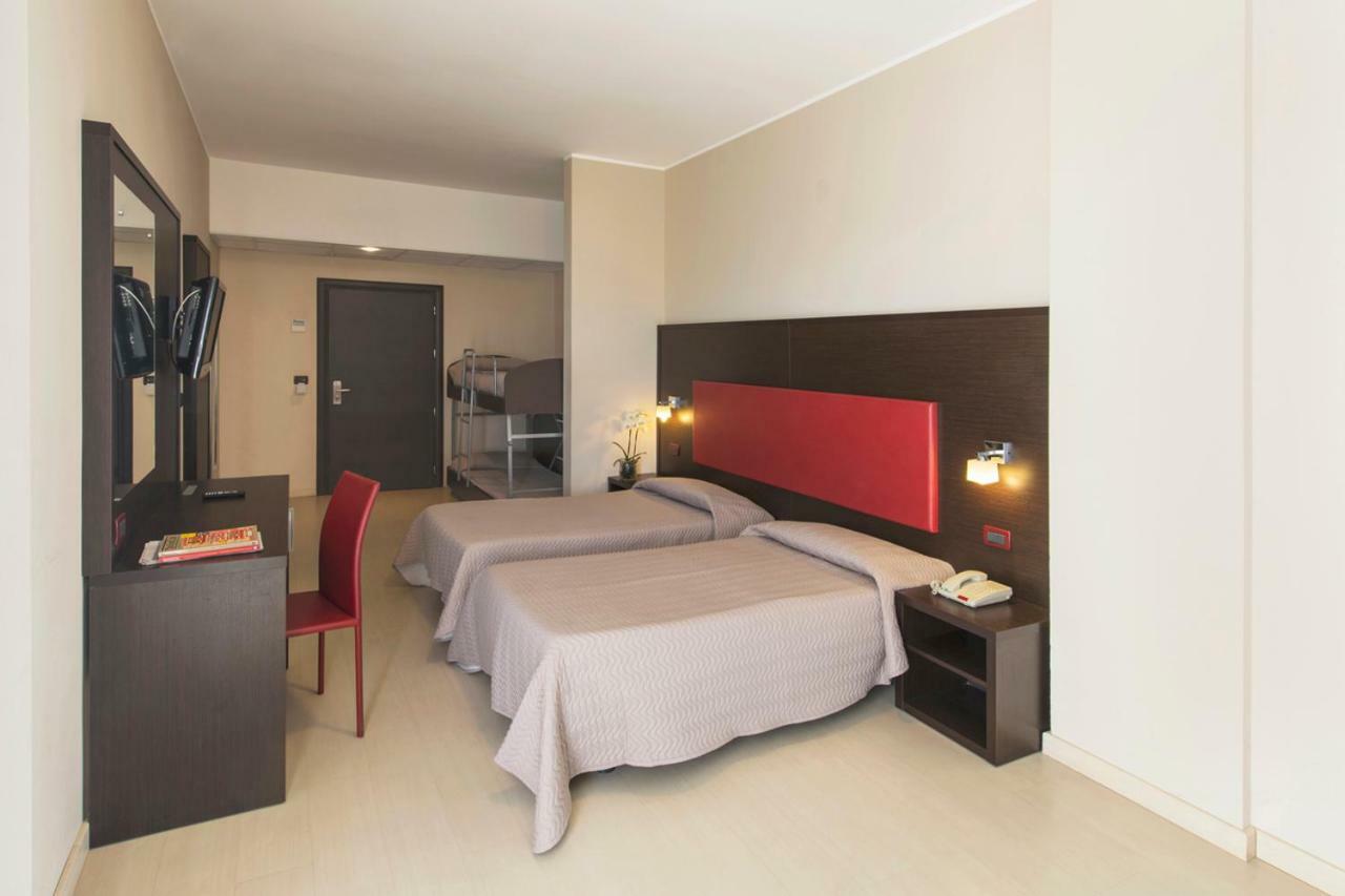 Grand Hotel Adriatico Montesilvano Bagian luar foto
