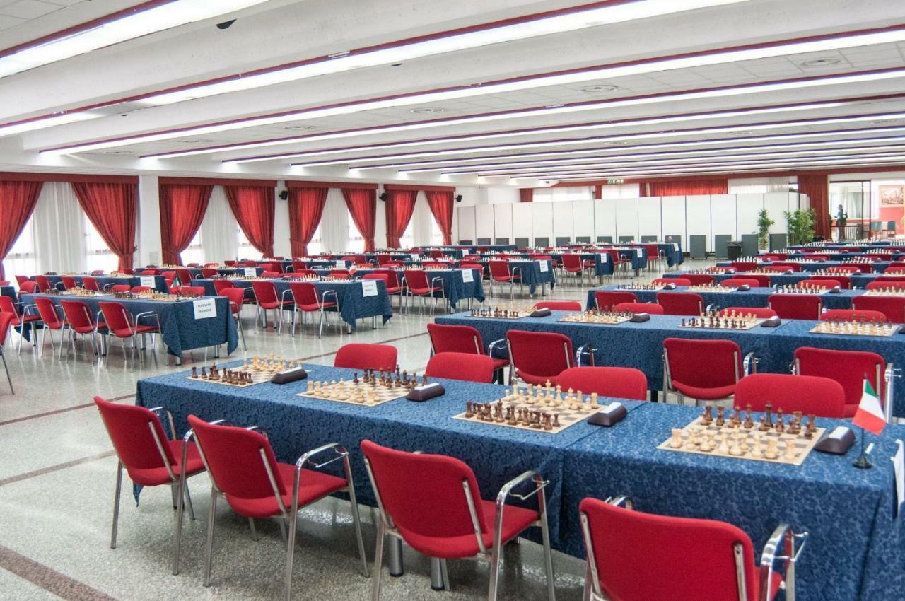 Grand Hotel Adriatico Montesilvano Bagian luar foto