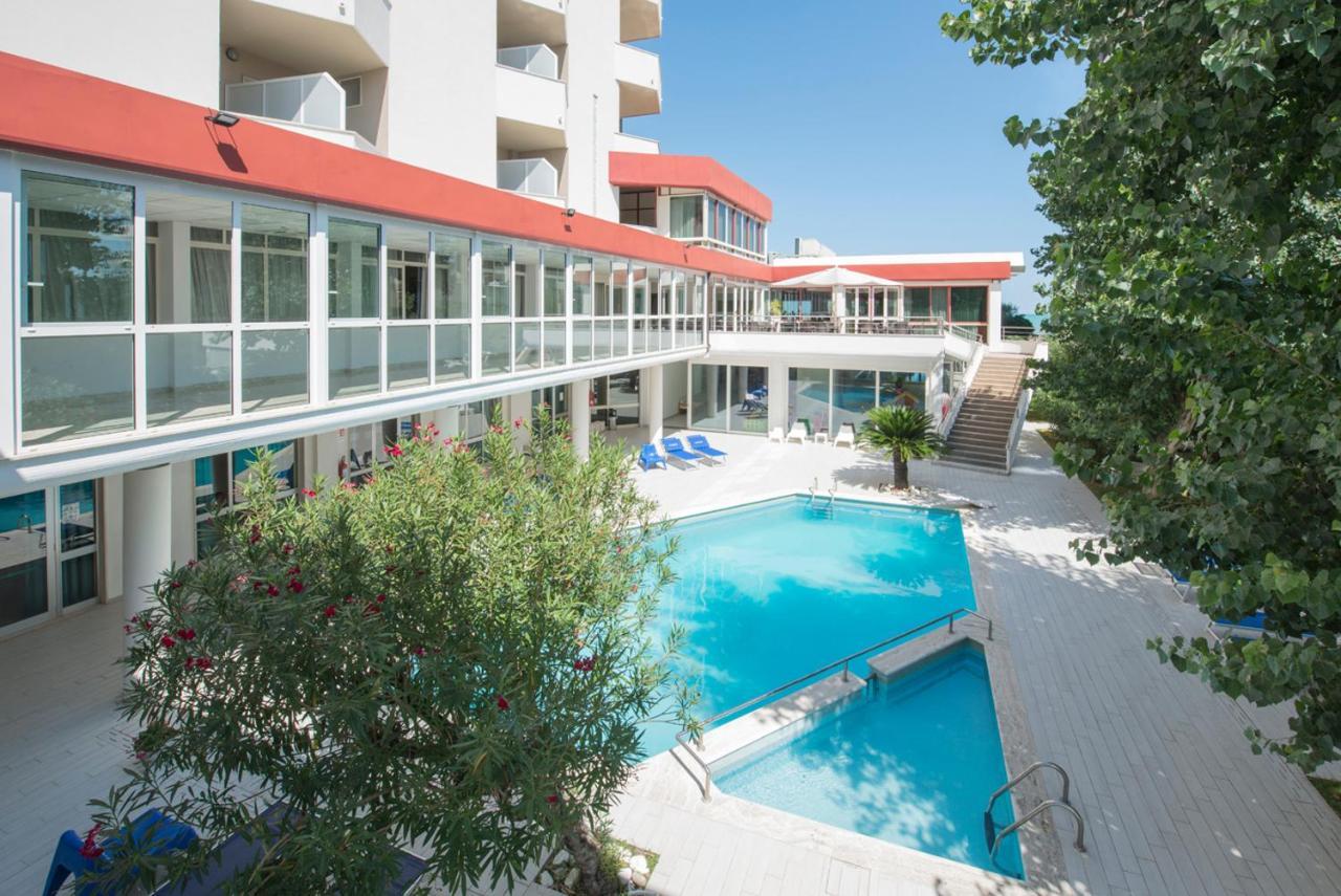 Grand Hotel Adriatico Montesilvano Bagian luar foto