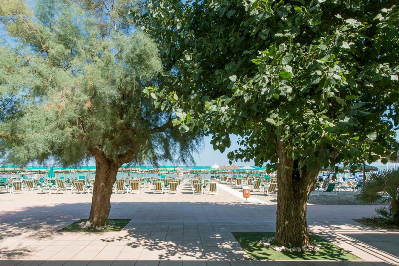Grand Hotel Adriatico Montesilvano Bagian luar foto